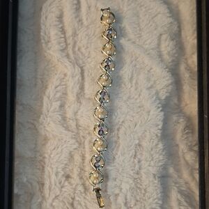 Elegant Gold and Pearl Bracelet